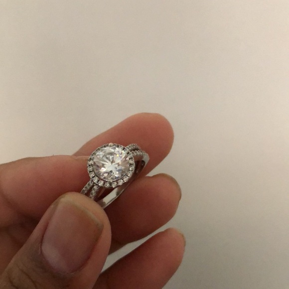 Beautiful engagement ring! - Picture 3 of 3